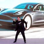 El CEO de Tesla, Elon Musk, bailando en el escenario durante el evento de entrega de los coches Model 3 fabricados en China