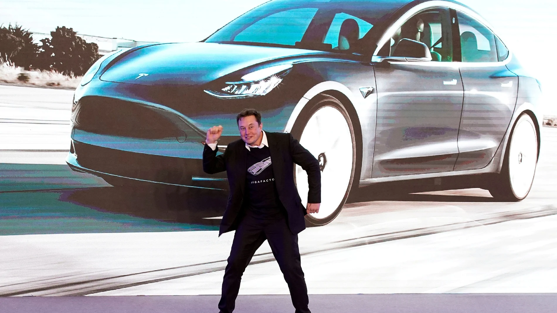 El CEO de Tesla, Elon Musk, bailando en el escenario durante el evento de entrega de los coches Model 3 fabricados en China
