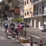 El choque de Simon Carr en la Tirreno-Adriático contra una señal de tráfico