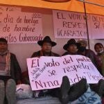 AME2746. LA PAZ (BOLIVIA), 14/03/2021.- El candidato por la Gobernación de La Paz por Jallalla, Santos Quispe (centro), mantiene una huelga de hambre esperando los resultados oficiales afuera del lugar del conteo de votos del departamento hoy, en La Paz (Bolivia). Momentos de tensión se viven a las afueras del centro de cómputo de los votos de las elecciones subnacionales del pasado 7 de marzo en Bolivia, cuando este domingo se cumple el plazo que establece la ley para que se publiquen los resultados oficiales. EFE/ Stringer