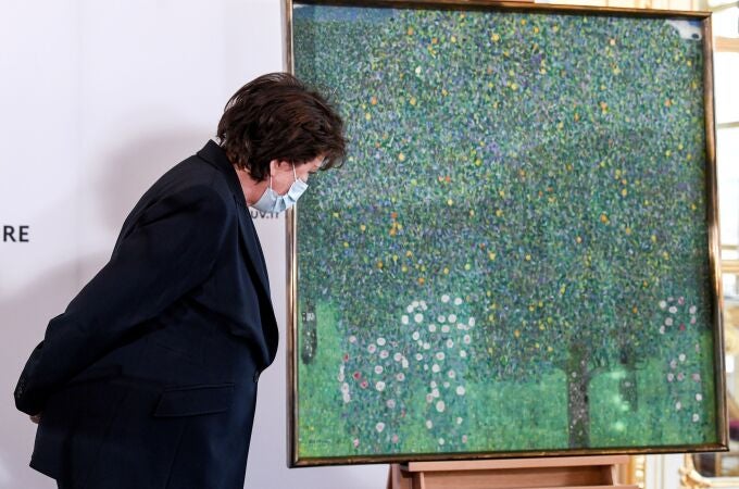 Roselyne Bachelot, ministra de Cultura francesa, junto a la obra de Gustav Klimt "Rosebushes under the Trees"
