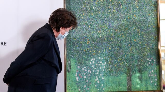 Roselyne Bachelot, ministra de Cultura francesa, junto a la obra de Gustav Klimt "Rosebushes under the Trees"