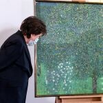 Roselyne Bachelot, ministra de Cultura francesa, junto a la obra de Gustav Klimt "Rosebushes under the Trees"