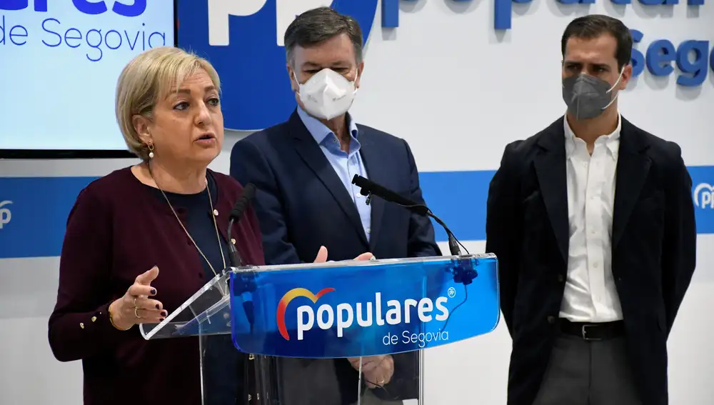 GRAF5332. SEGOVIA, 15/03/2021.- La presidenta del PP y Senadora, Paloma Sanz, el Secretario Autonómico del PPCyL y vicepresidente primero de las Cortes, Francisco Vázquez, el senador, Pablo Pérez (d) durante la presentación de las iniciativas parlamentarias que llevarán a cabo sobre la decisión del Gobierno de no realizar una nueva concesión de las instalaciones de esquí de las tres pistas, situadas en la estación de esquí alpino de Navacerrada.EFE/ Pablo Martin