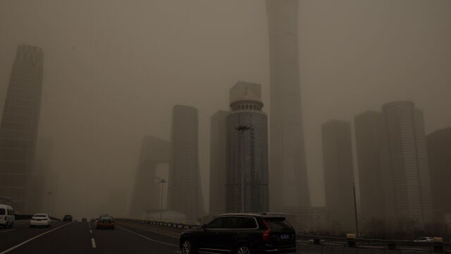 Vista de Pekín, en vuelta en una tormenta de arena
