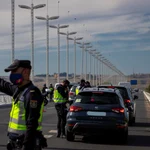Control policial en la salida de Sevilla capital a la altura del Puente del Alamillo
