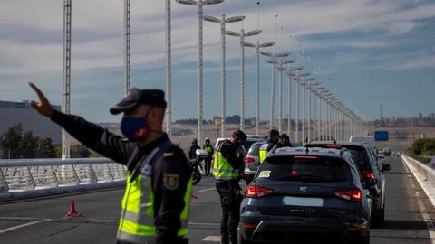 Control policial en la salida de Sevilla capital a la altura del Puente del Alamillo