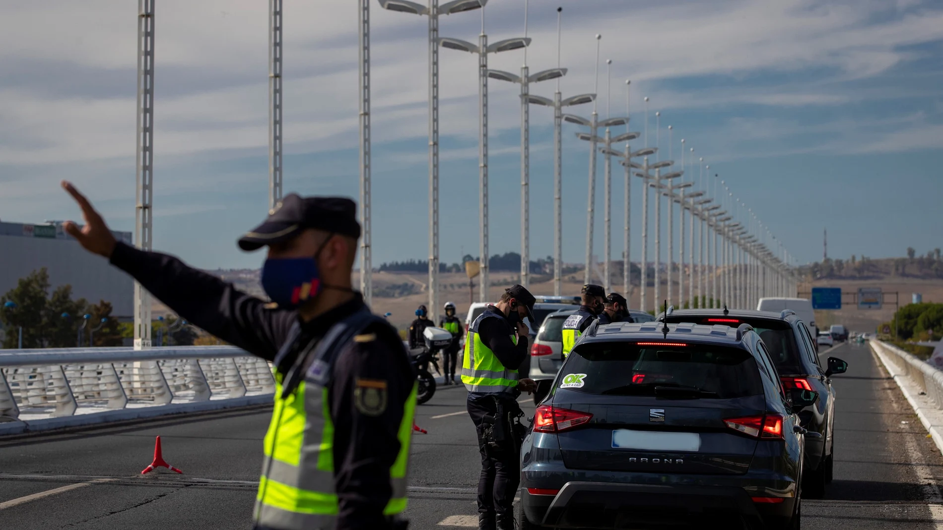 Control policial por la pandemia en la salida de Sevilla capital a la altura del Puente del Alamillo