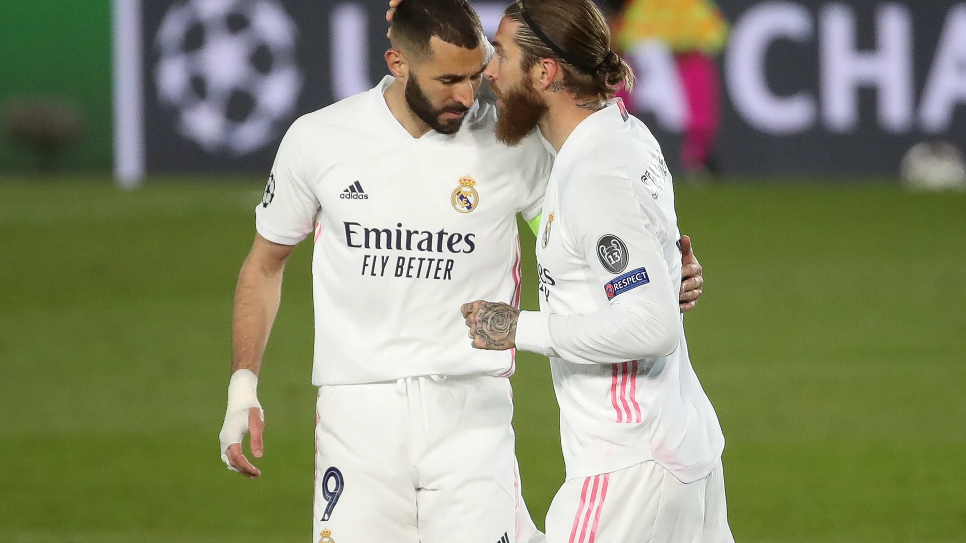 Sergio Ramos felicita a Benzema tras el gol del francés a la Atalanta en los octavos de la Liga de Campeones