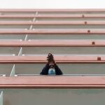 Un grupo de 137 inmigrantes de Senegal fueron trasladados ayer desde el hotel en el que estaba alojado en el Puerto de la Cruz (Tenerife) hasta el campamento de Las Canteras, en La Laguna. En la imagen, uno de los inmigrantes espera asomado al balcón de su habitación. EFE/ Ramón De La Rocha