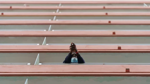 Un grupo de 137 inmigrantes de Senegal fueron trasladados ayer desde el hotel en el que estaba alojado en el Puerto de la Cruz (Tenerife) hasta el campamento de Las Canteras, en La Laguna. En la imagen, uno de los inmigrantes espera asomado al balcón de su habitación. EFE/ Ramón De La Rocha