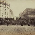 Fotografía de una barricada de  la Comuna de  París de 1871  con guardias nacionales