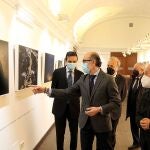 El consejero de Cultura y Turismo, Javier Ortega, junto al presidente de Acción Cultural Española, José Andrés Torres, y al fotógrafo José Manuel Navia, inaugura la exposición 'Alma Tierra'