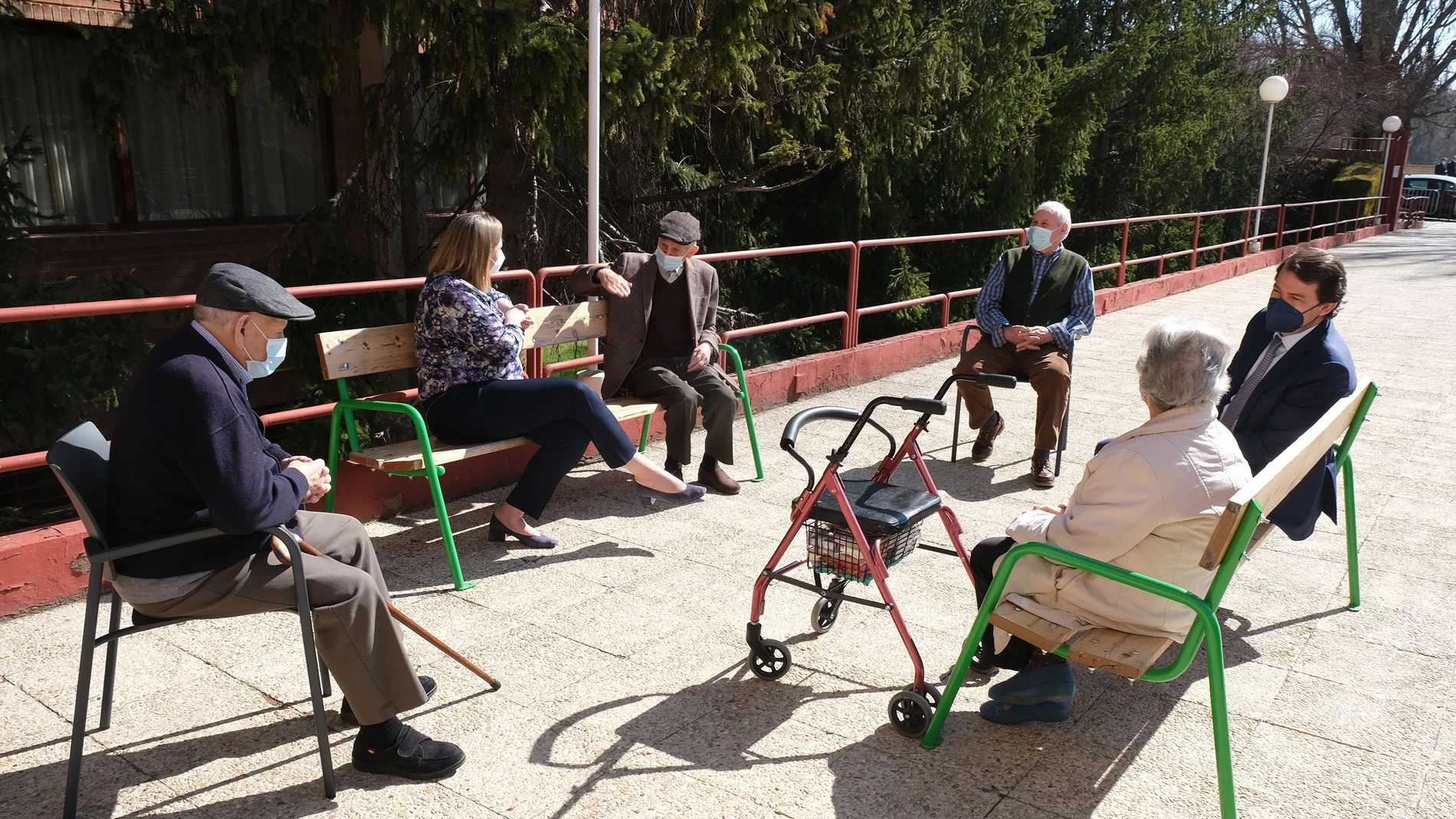 Alfonso Fernández Mañueco y la consejera Isabel Blanco durante su visita a la residencia de mayores "Puente de Hierro" de Palencia