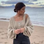 La influencer Isabel Campos con cárdigan de Zara