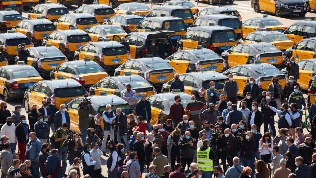 Alberto "Tito" Álvarez el líder de Élite Taxi, la asociación más representativa del sector del taxi en Barcelona, interviene en la asamblea organizada en los alrededores de la estación de Sants