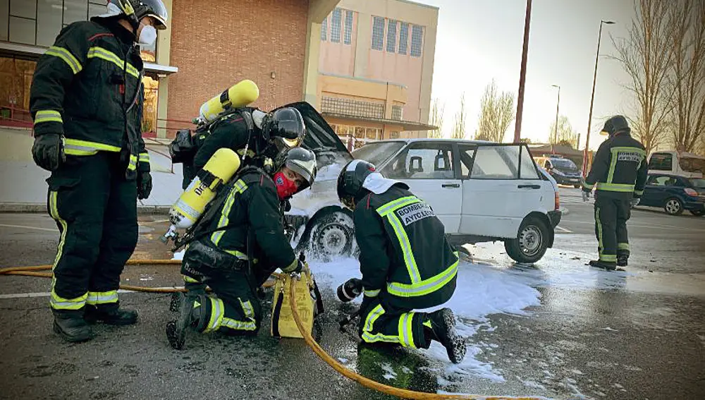 Los bomberos apagan el fuego