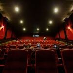 Christopher Nolan (izq.), el primer día en el que se abrieron los cines de Los Angeles tras el confinamiento REUTERS/Mario Anzuoni