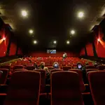 Christopher Nolan (izq.), el primer día en el que se abrieron los cines de Los Angeles tras el confinamiento REUTERS/Mario Anzuoni