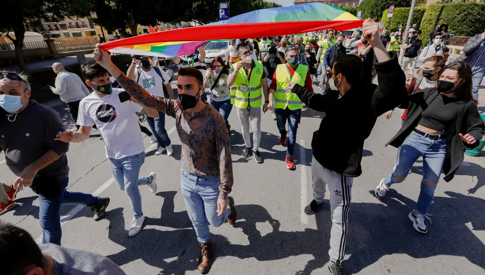 Dos hombres irrumpen con una bandera LGTBI en una caravana de vehículos convocada por Vox que reclama elecciones en la Región de Murcia