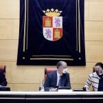 El presidente de las Cortes de Castilla y León, Luis Fuentes (c), junto a los vicepresidentes primero y segundo, Francisco Vázquez (i) y Ana Sánchez (d), durante la reunión de la Mesa de las Cortes en Valladolid. EFE/Nacho Gallego