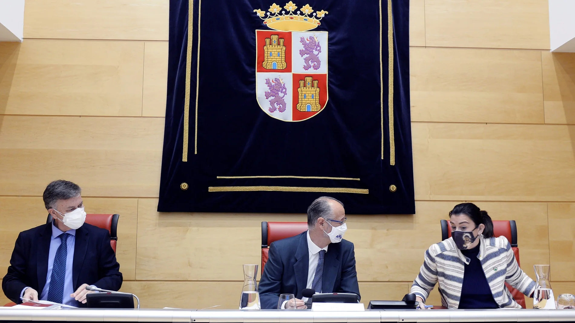 El presidente de las Cortes de Castilla y León, Luis Fuentes (c), junto a los vicepresidentes primero y segundo, Francisco Vázquez (i) y Ana Sánchez (d), durante la reunión de la Mesa de las Cortes en Valladolid. EFE/Nacho Gallego