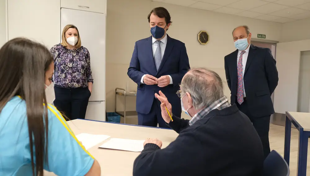 Alfonso Fernández Mañueco y la consejera Isabel Blanco durante su visita a la residencia de mayores "Puente de Hierro" de Palencia