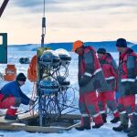 Equipo instalando los detectores en las profundidades del Baikal.