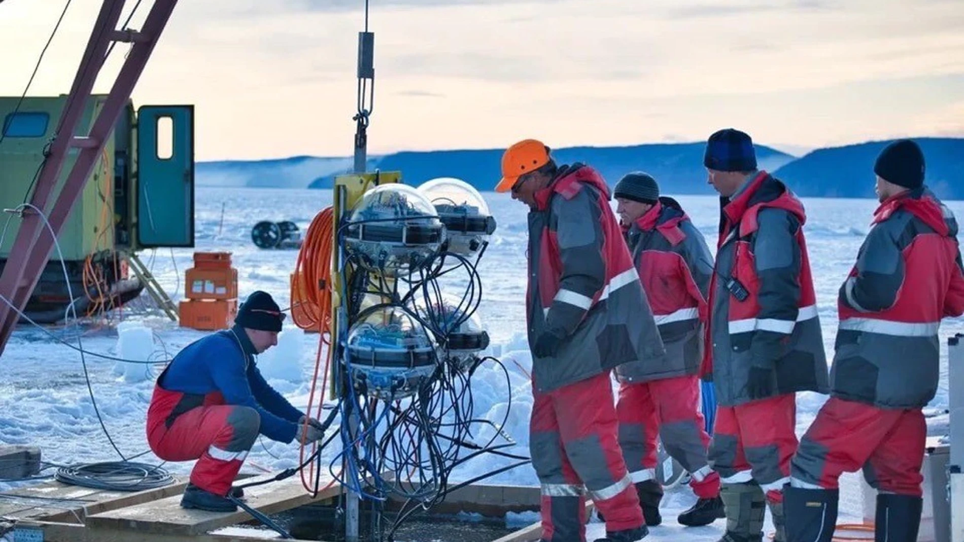 Equipo instalando los detectores en las profundidades del Baikal.