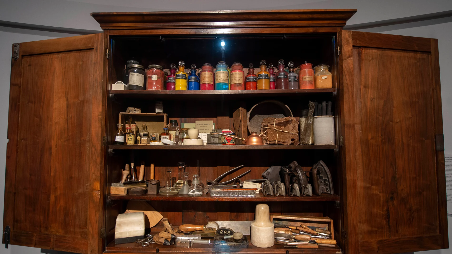 Viejo armario con los objetos y productos necesarios para la conservación de obras de arte