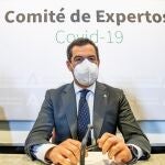 El presidente de la Junta de Andalucía, Juanma Moreno, presidiendo esta tarde en el Palacio de San Telmo en Sevilla la reunión del Consejo Asesor de Alertas de Salud Pública de Alto Impacto (Comité de Expertos). EFE/ Raúl Caro