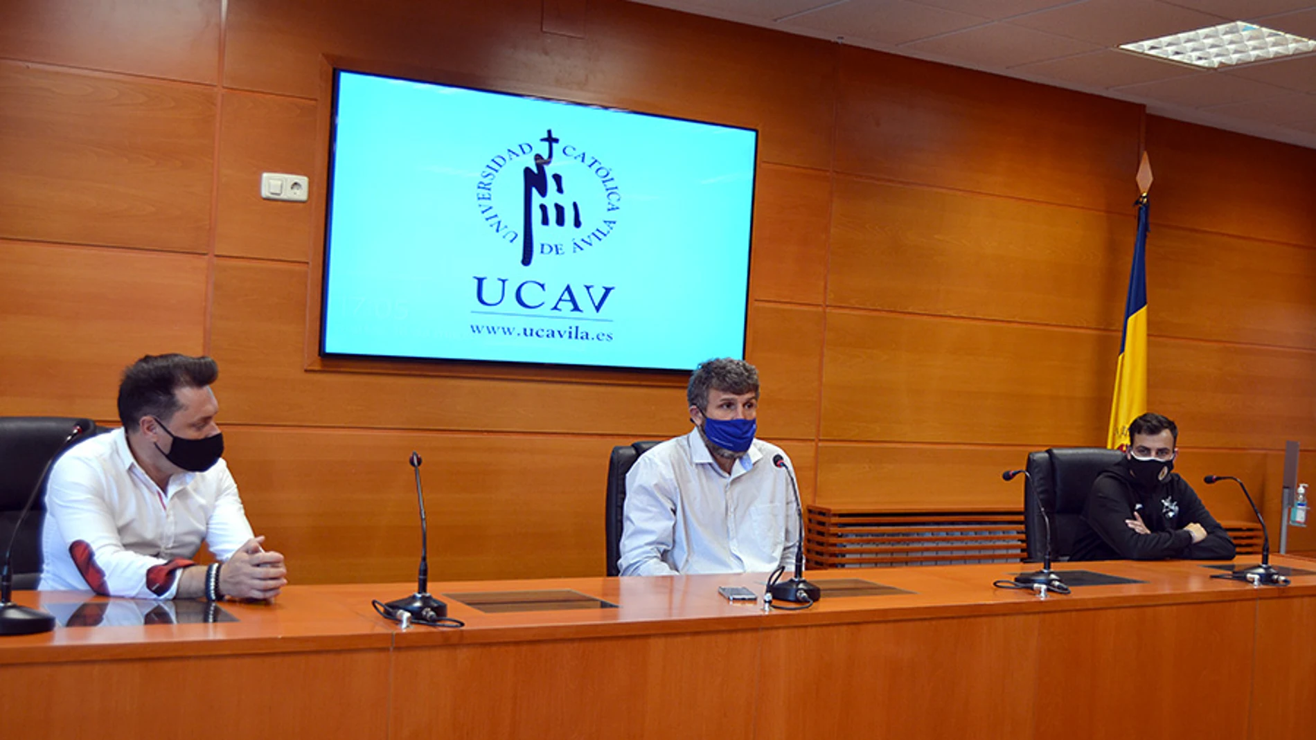 Jesús Alberto Sáez Batalla, presidente del Club Linko; Ricardo Reier Forradellas, director del servicio de Deportes UCAV y de la Escuela de Negocios Ávila Business School; y Daniel Orgaz Pardo, coordinador deportivo del Club Linko.