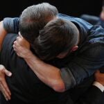 Piqué abraza a Laporta en la investidura del nuevo presidente azulgrana