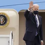 El presidente de EE UU, Joe Biden, saluda desde el Air Force One