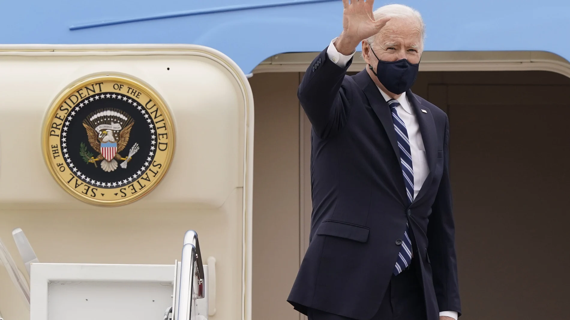 El presidente de EE UU, Joe Biden, saluda desde el Air Force One