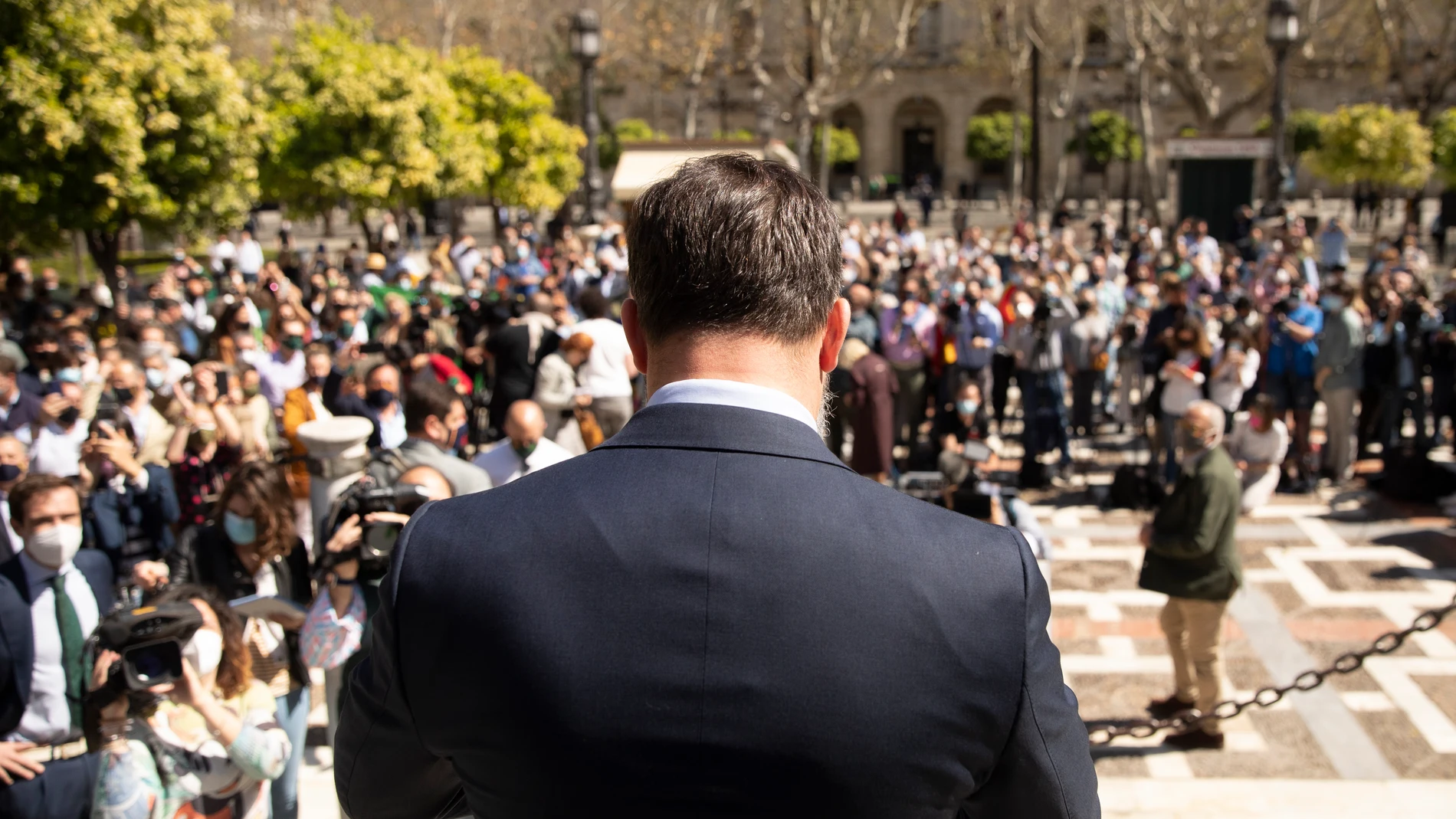 El presidente de Vox, Santiago Abascal (c), en la Plaza Nueva, durante una rueda de prensa para analizar los últimos acontecimientos de la actualidad política nacional