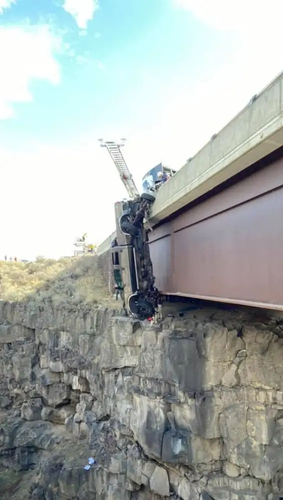 Así fue el rescate de una pareja de ancianos después de que su camioneta se quedara colgando desde un puente
