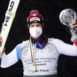 Beat Feuz, de Suiza, con el globo de cristal de la competición general de descenso masculino, en el podio en las finales de la Copa del Mundo de Esquí Alpino de la FIS, en Lenzerheide, Suiza, el 17 de marzo de 2021. (Suiza) EFE/EPA/JEAN-CHRISTOPHE BOTT