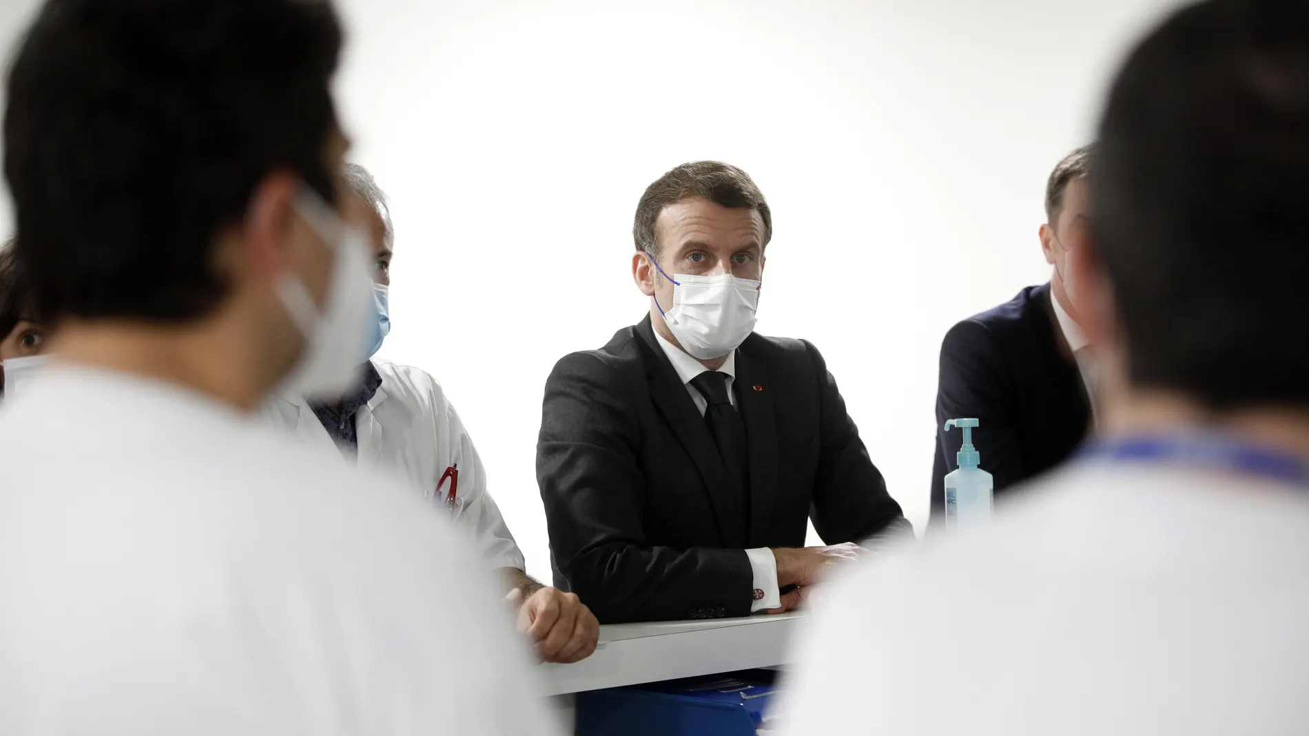 El presidente de Francia, Emmanuel Macron, habla con el equipo de cuidados intensivos del hopistal Poissy/Saint Germain