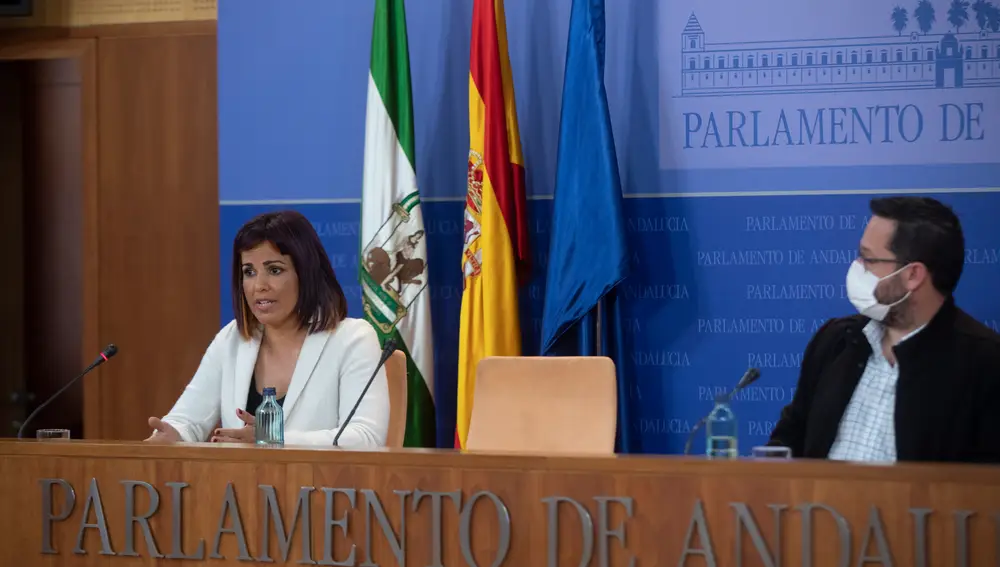 Rueda de prensa de los diputados no adscritos Teresa Rodríguez (i) y José Ignacio García (d)