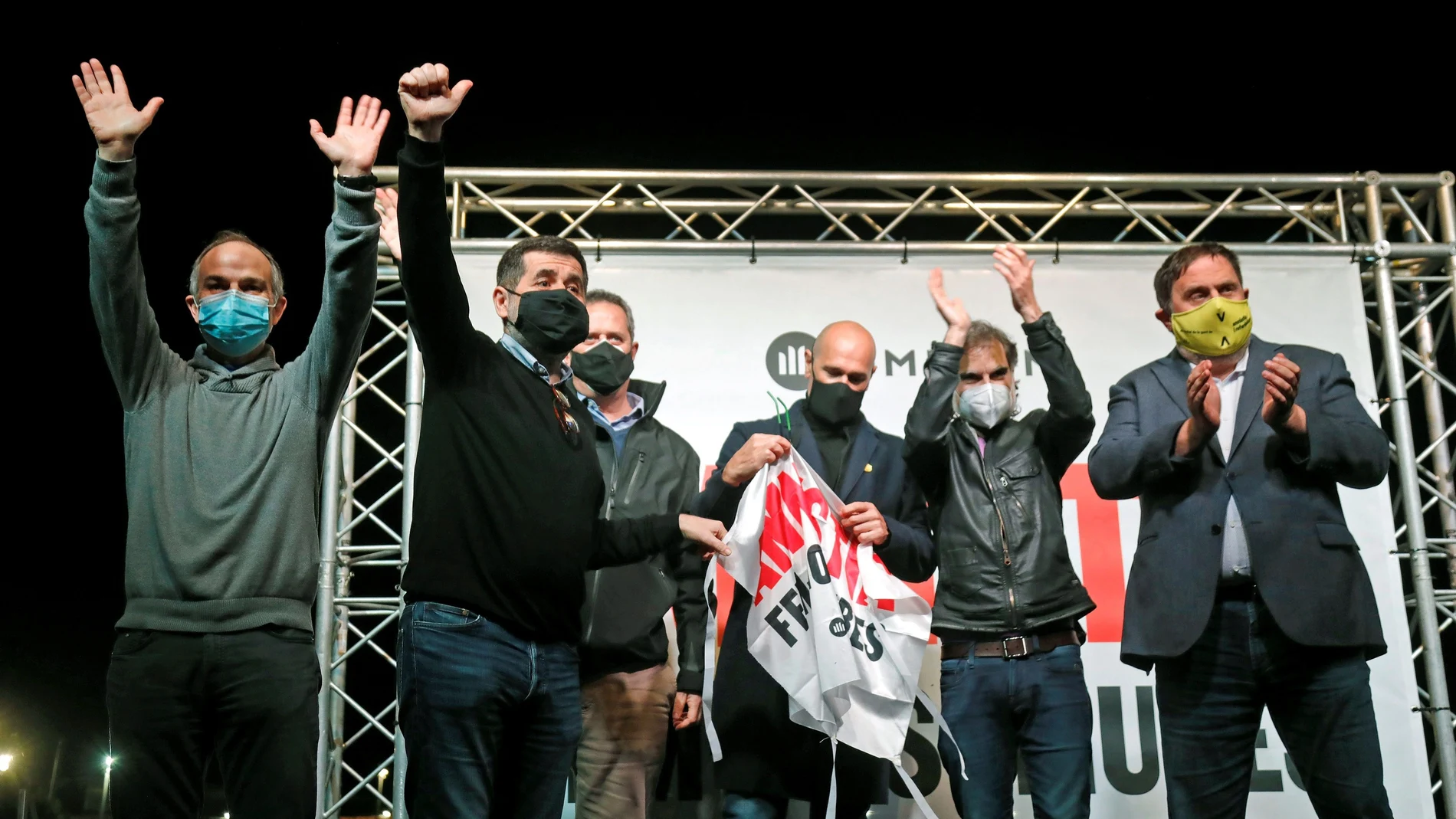 Seis de los presos del procés, Jordi Turull, Jordi Sànchez, Joaquim Forn, Raül Romeva, Jordi Cuixart y Oriol Junqueras en un acto que organizó en su día Omnium.