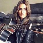 Sara Denez, la cantante que cura el "corazón partío" de Iker Casillas