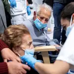 Mutualistas de MUFACE, ISFAS y MUGEJU mayores de 80 años son vacunados en el Hospital Isabel Zendal, en una imagen de archivo