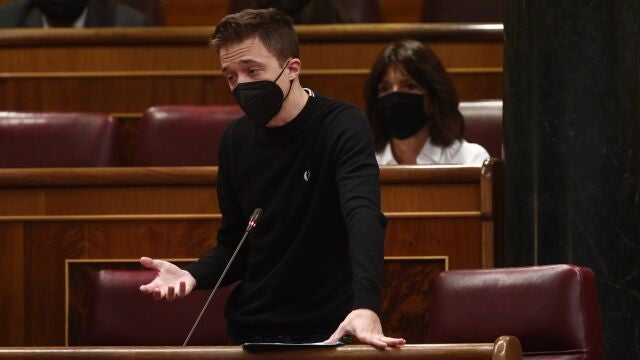El líder de Más País, Íñigo Errejón, interviene durante una sesión de Control al Gobierno en el Congreso de los Diputados, en Madrid, (España), a 17 de marzo de 2021. La oposición pregunta hoy al Gobierno sobre su gestión de la pandemia un año después de su inicio. Además, se tomará en cuenta el impacto que que la pandemia ha tenido en la salud mental de los ciudadanos. Asimismo, el PP y Ciudadanos pedirán cuentas sobre su trabajo al todavía vicepresidente, que ha anunciado su salida del Gobierno para presentarse como candidato de Podemos a la Presidencia de la Comunidad de Madrid.17 MARZO 2021;SESION DE CONTROL;GOBIERNO;EUROPA PRESS/E. Parra. POOL17/03/2021