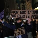Una foto de archivo del martes 14 de noviembre de 2017 de una activista sosteniendo una pancarta que decía: "Para él impunidad, para ella una cadena perpetua" durante una protesta en París