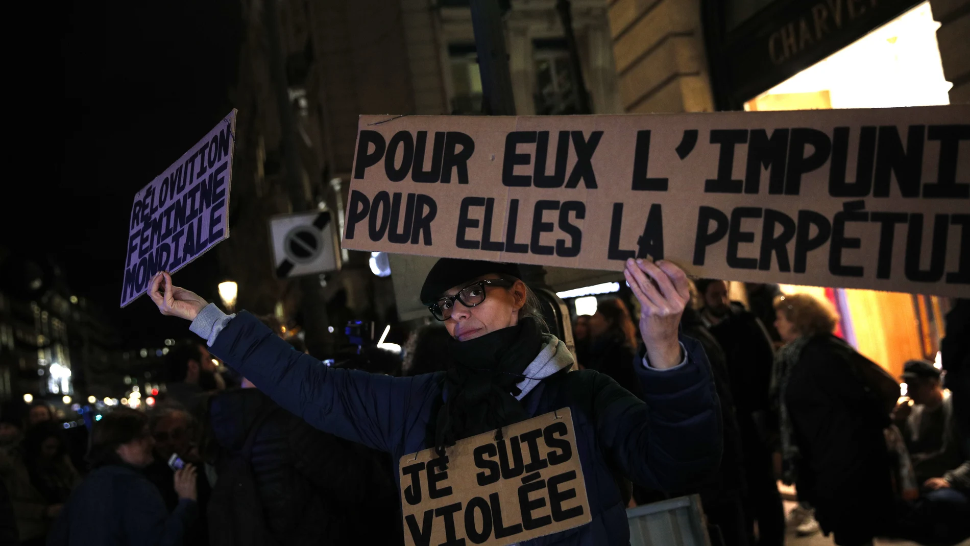 Una foto de archivo del martes 14 de noviembre de 2017 de una activista sosteniendo una pancarta que decía: "Para él impunidad, para ella una cadena perpetua" durante una protesta en París