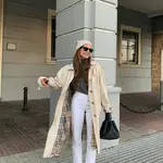 La 'influencer' María Valdés con look con pantalones blancos