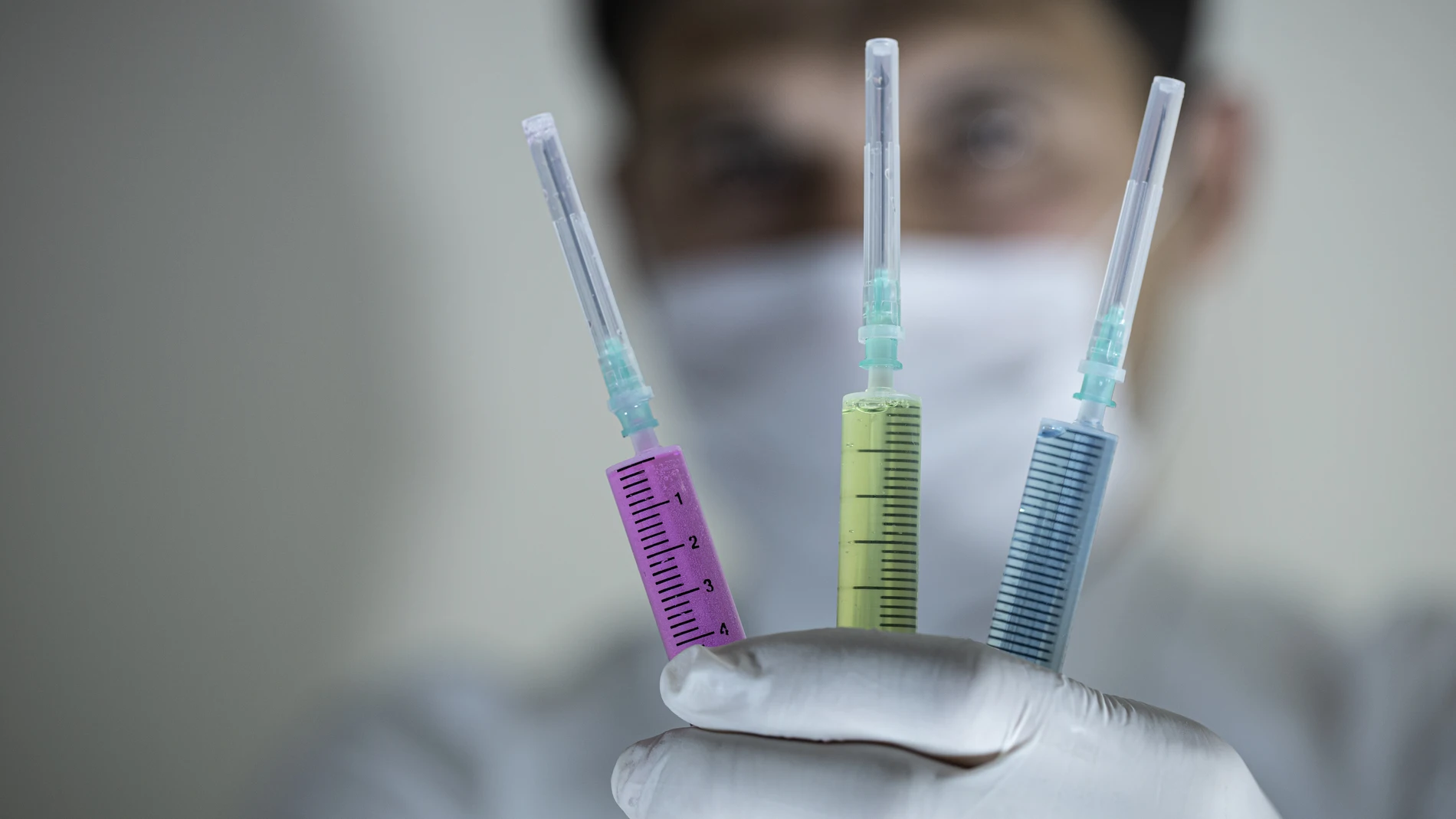 El plan de vacunación en España actualmente cuenta con tres vacunas, a la espera de que llegue una cuarta