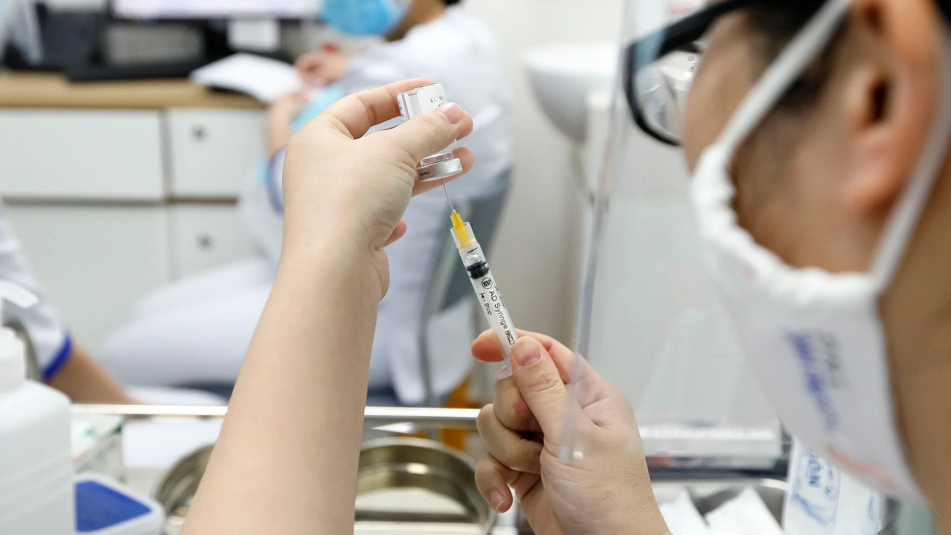 Italia y Francia volverán a vacunar con AstraZeneca