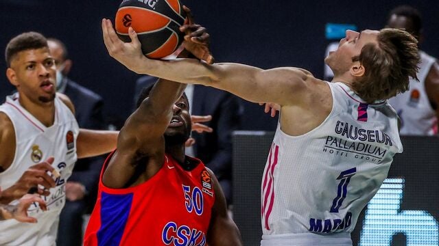 Causeur recibe la falta de Eric en un intento de bandeja